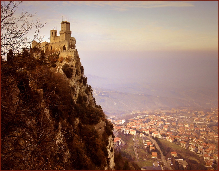 Сан-Марино. Панорама с горы Монте-Титано. Фото: Wikipedia.org Сан-Марино. Панорама с горы Монте-Титано. Фото: Wikipedia.org