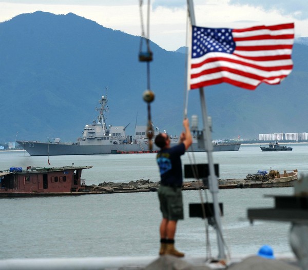 Моряк піднімає прапор США на кораблі USNS Safeguard Моряк піднімає прапор США на кораблі USNS Safeguard