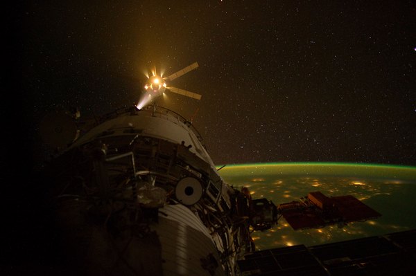 Фотографії космосу. Стикування вантажного корабля ATV-3 з МКС.