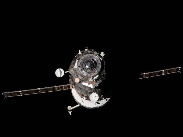 Фотографії космосу. Відстиковка корабля «Прогрес М—14 М» від МКС.