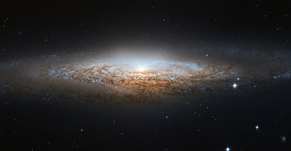Фотографії космосу. Телескоп «Хаббл» побачив «НЛО—галактику». Фото: ESA/Hubble & NASA Фотографії космосу. Телескоп «Хаббл» побачив «НЛО—галактику».
