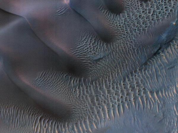 Фотографії космосу. Марсіанські дюни. Фото: NASA/JPL-Caltech/Univ. of Arizona Фотографії космосу. Марсіанські дюни.