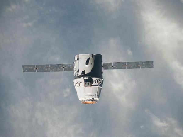 Фотографії космосу. Космічна вантажівка SpaceX Dragon наближається до МКС. Фото: nasa.gov Фотографії космосу. Космічна вантажівка SpaceX Dragon наближається до МКС.