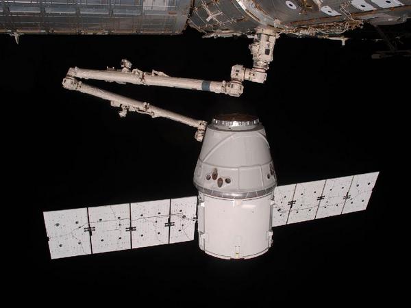 Фотографії космосу. SpaceX Dragon захоплений маніпулятором «Канадарм2». Фото: nasa.gov Фотографії космосу. SpaceX Dragon захоплений маніпулятором «Канадарм2».