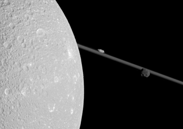 Фотографії космосу. Що там, за Діоною? Фото: nasa.gov Фотографії космосу. Що там, за Діоною?