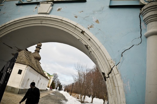 Тріщина на воротах Михайлівського Золотоверхого монастиря. Фото: Володимир Бородін / EpochTimes.com.ua Тріщина на воротах Михайлівського Золотоверхого монастиря. Фото: Володимир Бородін / EpochTimes.com.ua