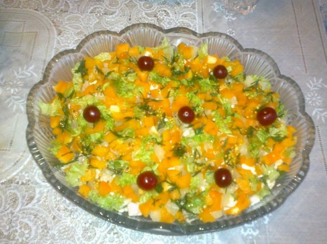 салат "Сонячне сяйво" з курки і ананаса
