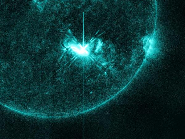 Фотографії космосу. Феєрверк на Сонці до Дня незалежності США. Фото: NASA/SDO/AIA/Helioviewer Фотографії космосу. Феєрверк на Сонці до Дня незалежності США. Фото: NASA/SDO/AIA/Helioviewer