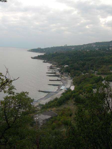 Прогулка по улицам города ― обязательное дело во время отдыха в Алупке. Фото: Takearest.ru