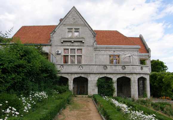 Вілла-палац Харакс (Гаспра), неподалік від Ялти. Фото: ukrainaincognita.com
