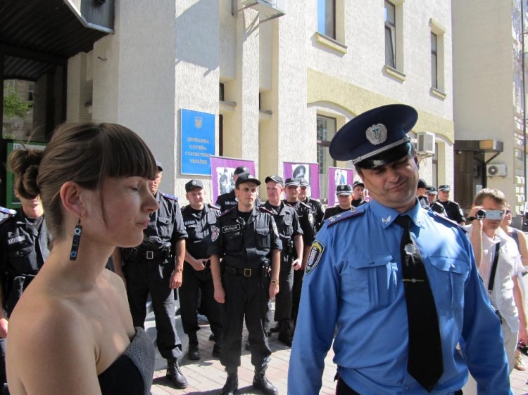 Цей знімок, зроблений у липні 2012 р, зайняв друге місце на конкурсі «Міліція під контролем». Активіст Олександра Матвійчук розмовляє з міліціонером. Позаду загін чекає команди. Матвійчук говорить: «Ми пояснюємо йому, що відповідно до статті 39 Конституції України у нас є право проводити мирні збори». Фото: Андрій Діденко Цей знімок, зроблений у липні 2012 р, зайняв друге місце на конкурсі «Міліція під контролем». Активіст Олександра Матвійчук розмовляє з міліціонером. Позаду загін чекає команди. Матвійчук говорить: «Ми пояснюємо йому, що відповідно до статті 39 Конституції України у нас є право проводити мирні збори». Фото: Андрій Діденко