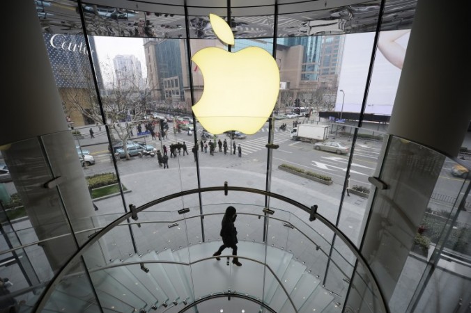 Клиент спускается по лестнице в фирменном магазине Apple, Шанхай, 22 февраля 2012 года. Недавно жителю Нью-Йорка доставили из Шанхая компьютер Apple с установленным на нём ПО для фильтрации информации. Фото: PETER PARKS/AFP/Getty Images Клиент спускается по лестнице в фирменном магазине Apple, Шанхай, 22 февраля 2012 года. Недавно жителю Нью-Йорка доставили из Шанхая компьютер Apple с установленным на нём ПО для фильтрации информации. Фото: PETER PARKS/AFP/Getty Images