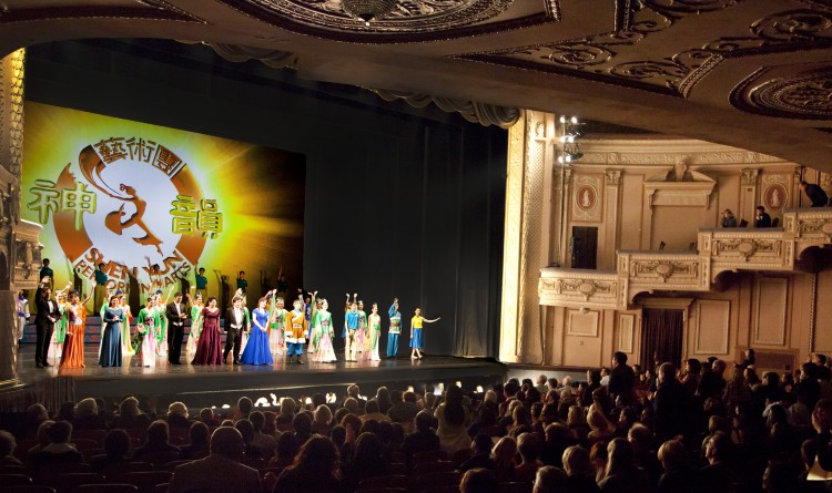 Артисты Shen Yun на сцене театра Merriam Theater в Филадельфии, в пятницу, 6 января 2012. Фото: Эдвард Дай/Великая Эпоха Артисты Shen Yun на сцене театра Merriam Theater в Филадельфии, в пятницу, 6 января 2012. Фото: Эдвард Дай/Великая Эпоха