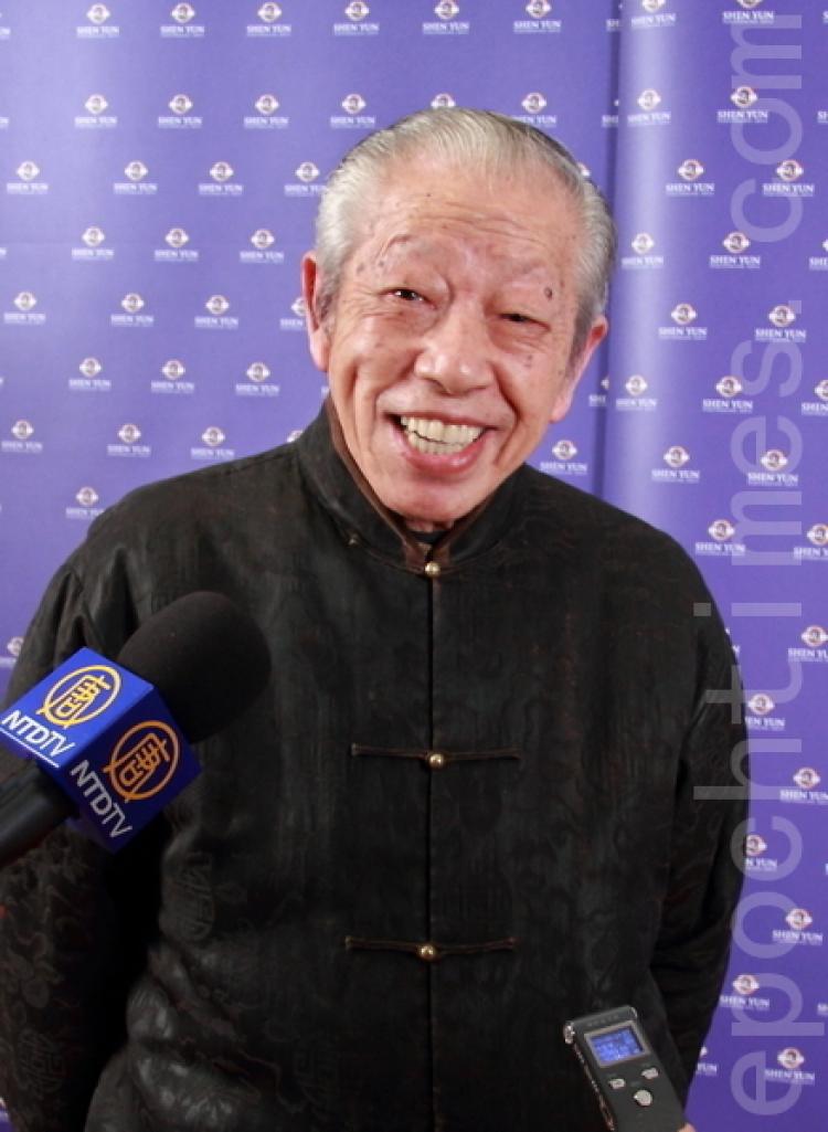 Заслуженный китайский каллиграф, мастер Хуан Цюньин посетил Shen Yun в Таоюань. Фото: Liang Shujiang/Великая Эпоха Заслуженный китайский каллиграф, мастер Хуан Цюньин посетил Shen Yun в Таоюань. Фото: Liang Shujiang/Великая Эпоха