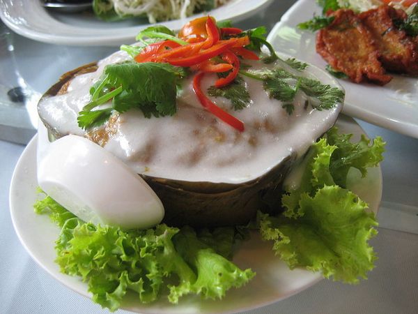 Тайская кухня: рыба в горшочке с соусом карри (Хо Мок Пла). Фото: Terence Ong/en.wikipedia.org Тайская кухня: рыба в горшочке с соусом карри (Хо Мок Пла). Фото: Terence Ong/en.wikipedia.org