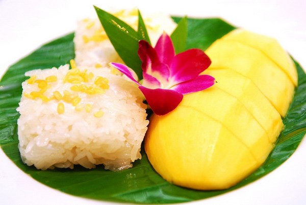 Тайская кухня: десерт из риса и манго (Кхао Нио Мамуанг). Фото: th.openrice.com Тайская кухня: десерт из риса и манго (Кхао Нио Мамуанг). Фото: th.openrice.com