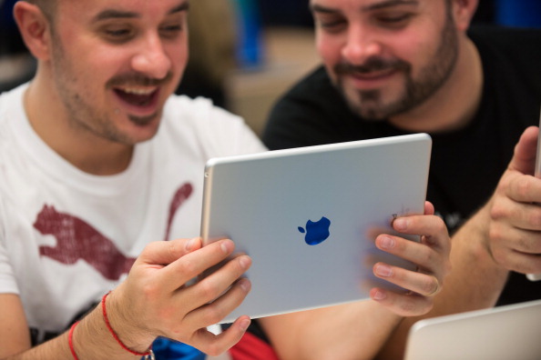 Користувачі випробовують iPad Air на презентації новинки в Нью-Йорку 1 листопада 2013 року. Фото: Craig Warga/Bloomberg via Getty Images Користувачі випробовують iPad Air на презентації новинки в Нью-Йорку 1 листопада 2013 року. Фото: Craig Warga/Bloomberg via Getty Images