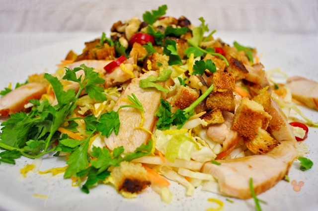 самые вкусные салаты, салаты с курицей Самый лёгкий и вкусный салат с курицей и крутонами. Фото: trablin.livejournal.com