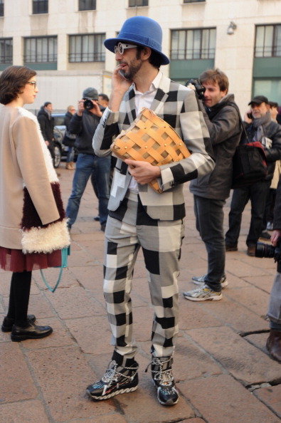 вулична мода, показ мод, street style, Мілан Найяскравіші гості на Тижні моди в Мілані. Фото: Pier Marco Tacca/Getty Images