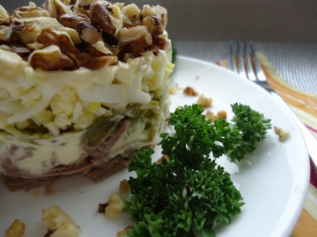 самые вкусные салаты, салаты на 23 февраля, салаты день защитника отечества Салат ко Дню защитника отечества «Рыцарь». Фото: kulinarijaprosto.ru