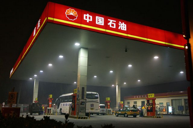 Работники обслуживают клиентов на АЗС PetroChina в Пекине 5 ноября 2007 года Работники обслуживают клиентов на АЗС PetroChina в Пекине 5 ноября 2007 года