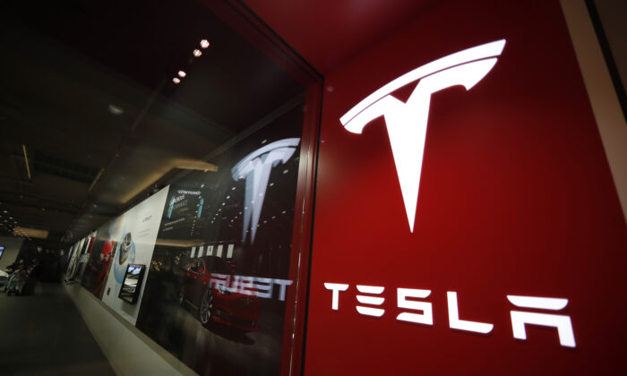 Фотография вывески с логотипом компании у магазина Tesla в торговом центре Cherry Creek Mall в Денвере. (David Zalubowski, File/AP Photo)