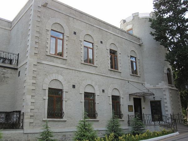 Парадний вхід у резиденцію «Вілла Петролеа». Фото: Parishan/commons.wikimedia.org Парадний вхід у резиденцію «Вілла Петролеа». Фото: Parishan/commons.wikimedia.org