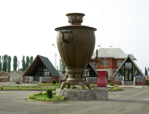 Пам'ятник самовару і чаю в склянці «Армуду». Ленкорань. Фото: Emin_Bashirov/commons.wikimedia.org Пам'ятник самовару і чаю в склянці «Армуду». Ленкорань. Фото: Emin_Bashirov/commons.wikimedia.org