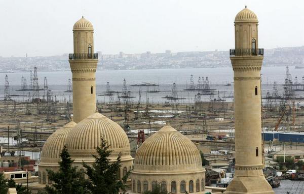 Нафтові свердловини в околицях Баку. Фото: MLADEN ANTONOV/AFP/Getty Images Нафтові свердловини в околицях Баку. Фото: MLADEN ANTONOV/AFP/Getty Images
