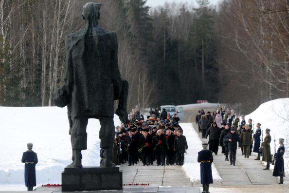 Белорусские чиновники 22 марта 2013 года, во время церемонии по случаю 60-летия трагедии ВОВ, вместе украинскими и белорусскими коллаборационистами возлагают цветы к памятнику жителям деревни Хатынь, которых в 1943 году сожгли заживо нацисты. Хатынь стала символом массовых убийств гражданского населения в ходе боёв ВОВ советских партизанов с войсками нацистской Германии и их пособниками. Белорусские чиновники 22 марта 2013 года, во время церемонии по случаю 60-летия трагедии ВОВ, вместе украинскими и белорусскими коллаборационистами возлагают цветы к памятнику жителям деревни Хатынь, которых в 1943 году сожгли заживо нацисты. Хатынь стала символом массовых убийств гражданского населения в ходе боёв ВОВ советских партизанов с войсками нацистской Германии и их пособниками.