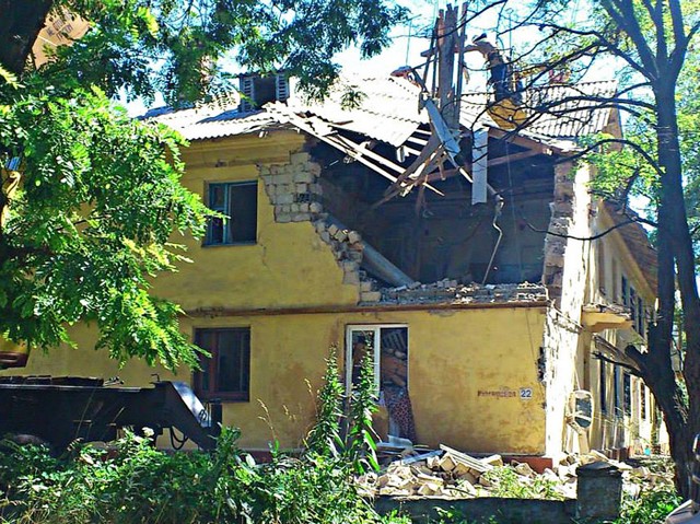 Зруйнований снарядом будинок відновлюють Зруйнований снарядом будинок відновлюють