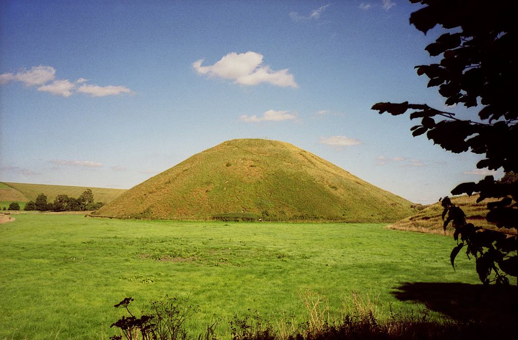 1024px-SilburyHill_gobeirne.jpg 1024px-SilburyHill_gobeirne.jpg