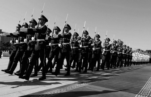 Китайские военные маршируют перед министром обороны США Леоном Панеттой возле здания Байи строящимся в Пекине, Китай, 2012 г. Китайские военные маршируют перед министром обороны США Леоном Панеттой возле здания Байи строящимся в Пекине, Китай, 2012 г.