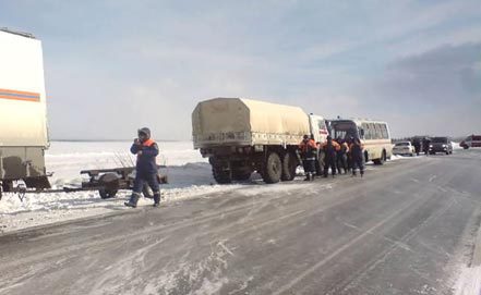 В Охотському морі з дрейфуючої крижини врятували близько 700 рибалок
