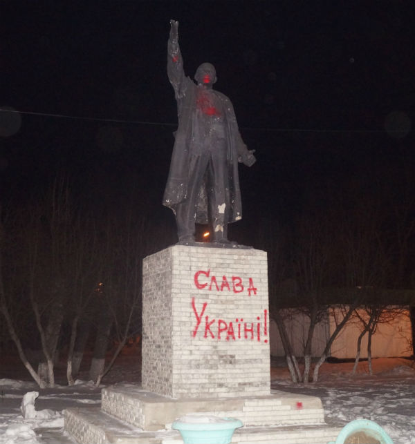 На пам’ятнику Леніна в Росії написали «Слава Україні»
