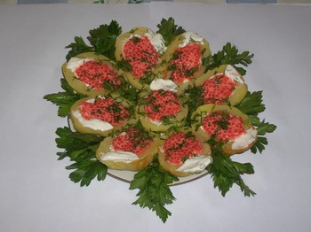 Картофель, фаршированный икрой