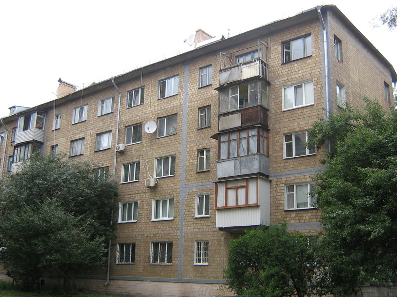«Хрущовки» у Києві зносити поки не будуть – Попов