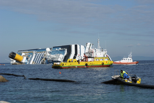 Затонувший лайнер Costa Concordia опускается на глубину, поисковые работы временно приостановлены