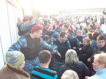 Києв: зіткнення підприємців з міліцією за ринок «Лісовий»