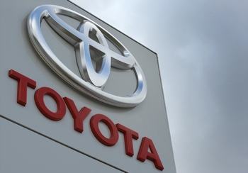 Toyota приостанавливает выпуск машин в Америке