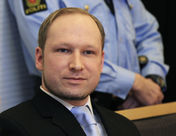 У Брейвіка на засіданні суду кинули черевик