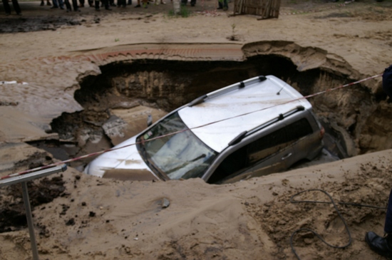 Іномарка провалилась під землю у Києві