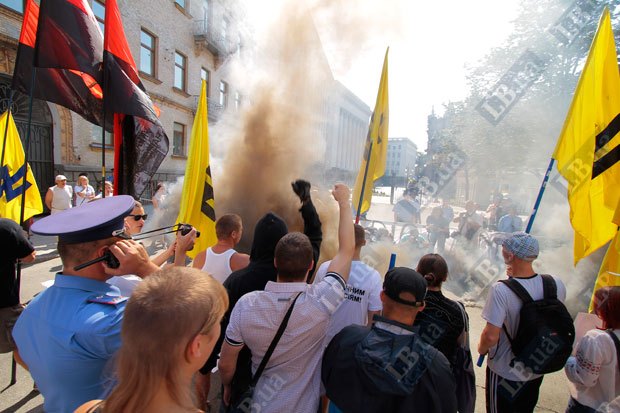 Опозиціонери закидали Адміністрацію Януковича димовими шашками