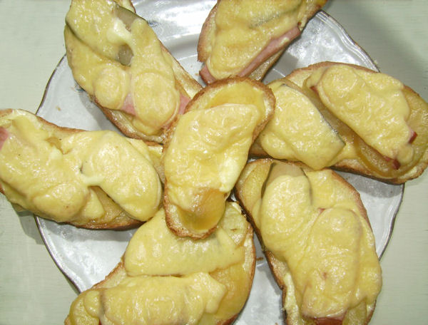 Рецепт: Горячие бутерброды с ветчиной и сыром
