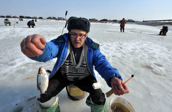 С отколовшейся льдины в Азовском море спасли 36 рыболовов