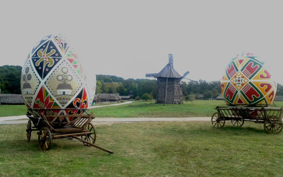 У Пирогово в Києві представлять «Сад писанок» і «Шоколадну країну»