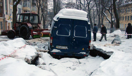 Автомобіль провалився у триметрову яму на дорозі в Києві