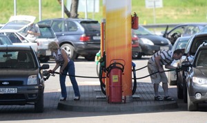 АЗС Белоруссии будут заправлять автомашины только за валюту или российские рубли