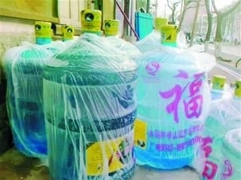 В Китае пластиковые бутыли для воды делают из мусора