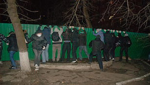 Чоловіки в масках напали на лісорубів під Києвом